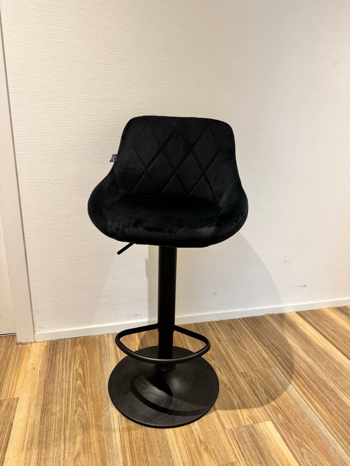 Set van 2 ongebruikte velours barkrukken - Loraville, Ophalen, In hoogte verstelbaar, Zo goed als nieuw, 90 cm of meer