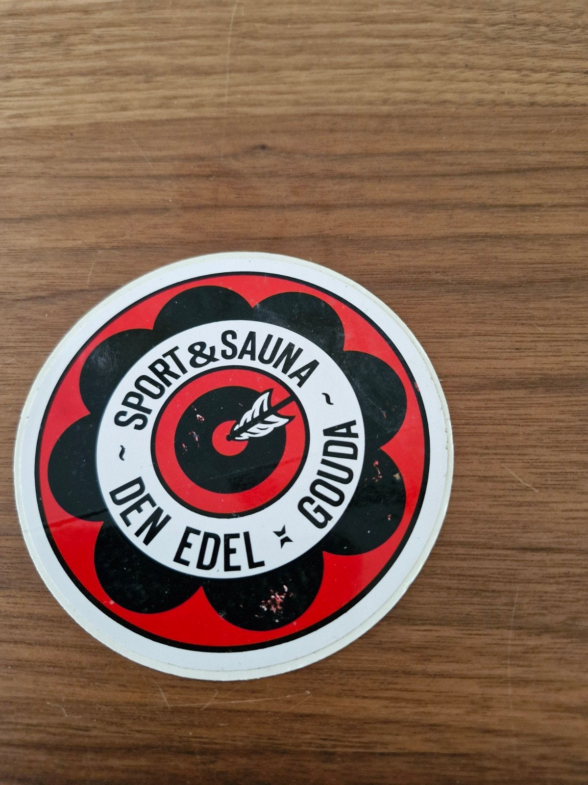 11189 Vintage Sport & Sauna Den Edel Gouda Sticker, Ophalen of Verzenden, Gebruikt, Bedrijf of Vereniging