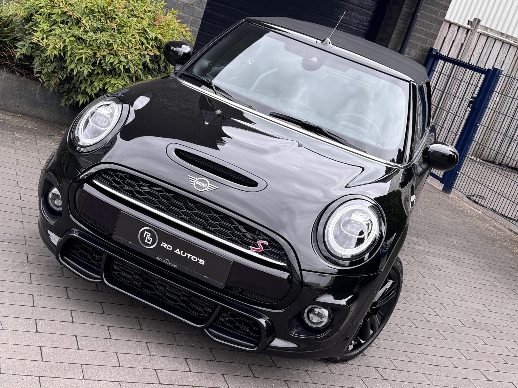Mini Cabrio 2.0 Cooper S JCW Carplay ACC H/K 1e Eigenaar, 15 km/l, Gebruikt, Cabriolet, 4 stoelen