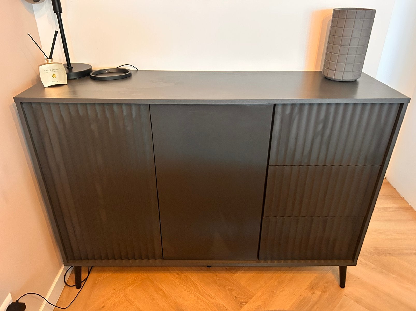 Modern dressoir met ribbeldeuren - 136x99x40cm, Huis en Inrichting, Kasten | Dressoirs, Ophalen, Gebruikt, 100 tot 150 cm, 25 tot 50 cm