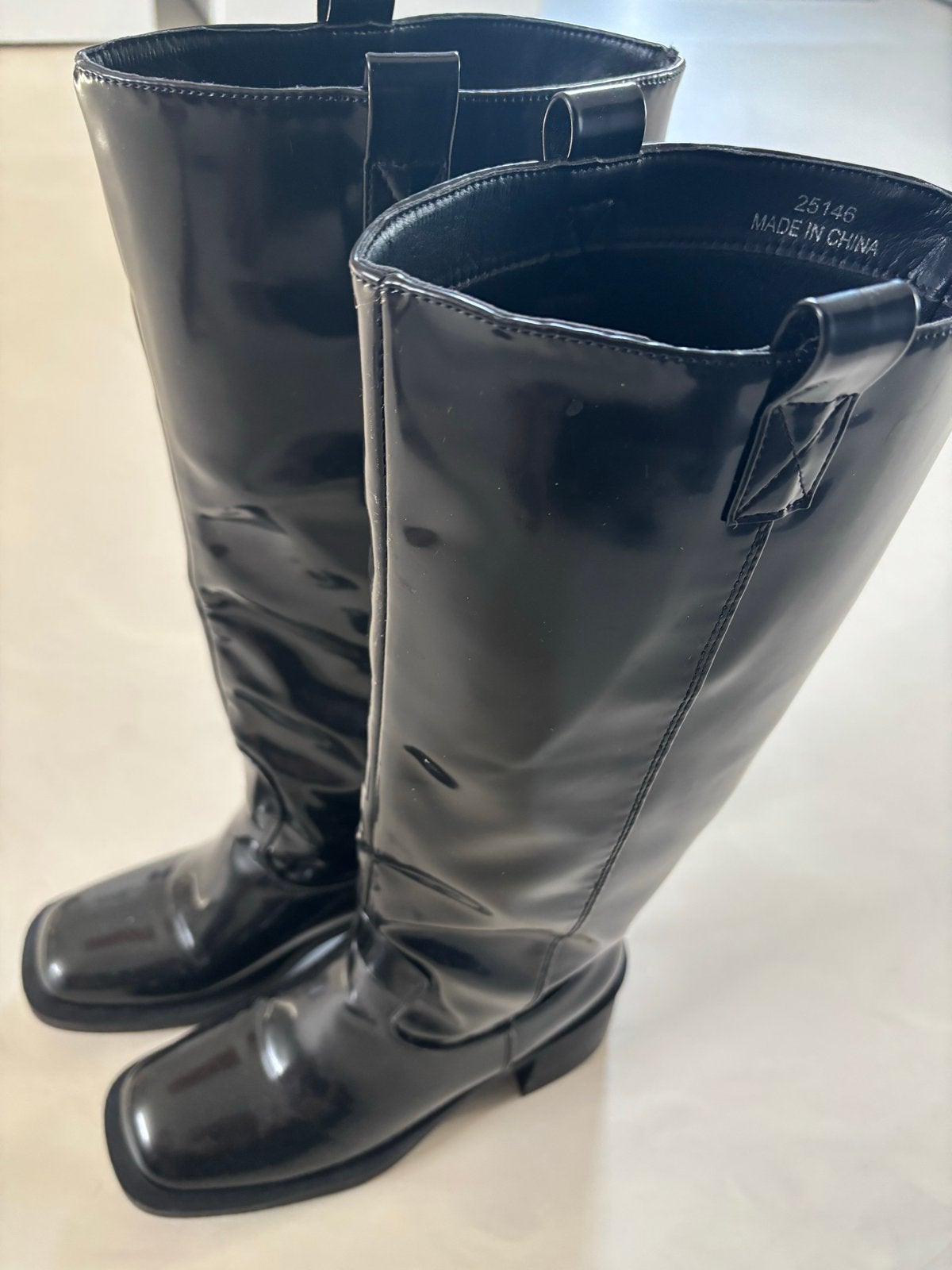 Zwarte glanzende hoge laarzen met blokhak mt 38, Kleding | Dames, Schoenen, Ophalen, Zo goed als nieuw, Zwart, Hoge laarzen