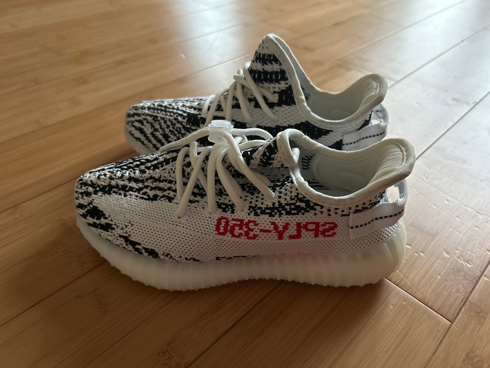 Yeezy Boost 350 V2 Zebra - Maat 33, Jongen of Meisje, Schoenen, Nieuw, Ophalen of Verzenden