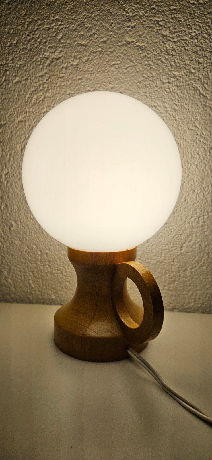 Vintage Houten Tafellamp met Melkglas Bol, Gebruikt, Vintage, Met schakelaar, E14 (klein)