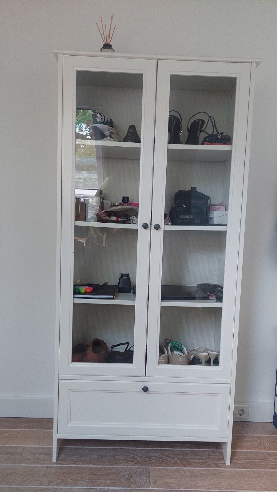 Witte vitrinekast met glazen deuren en lade, Huis en Inrichting, Kasten | Vitrinekasten, Ophalen, Gebruikt, Met deur(en), Glas