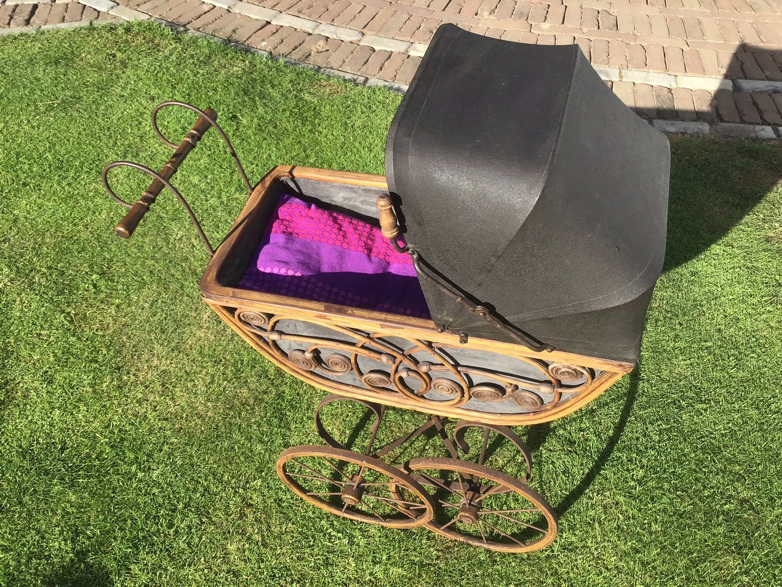 Antieke poppenwagen met bamboe en ijzer, Antiek en Kunst, Antiek | Speelgoed, Ophalen of Verzenden