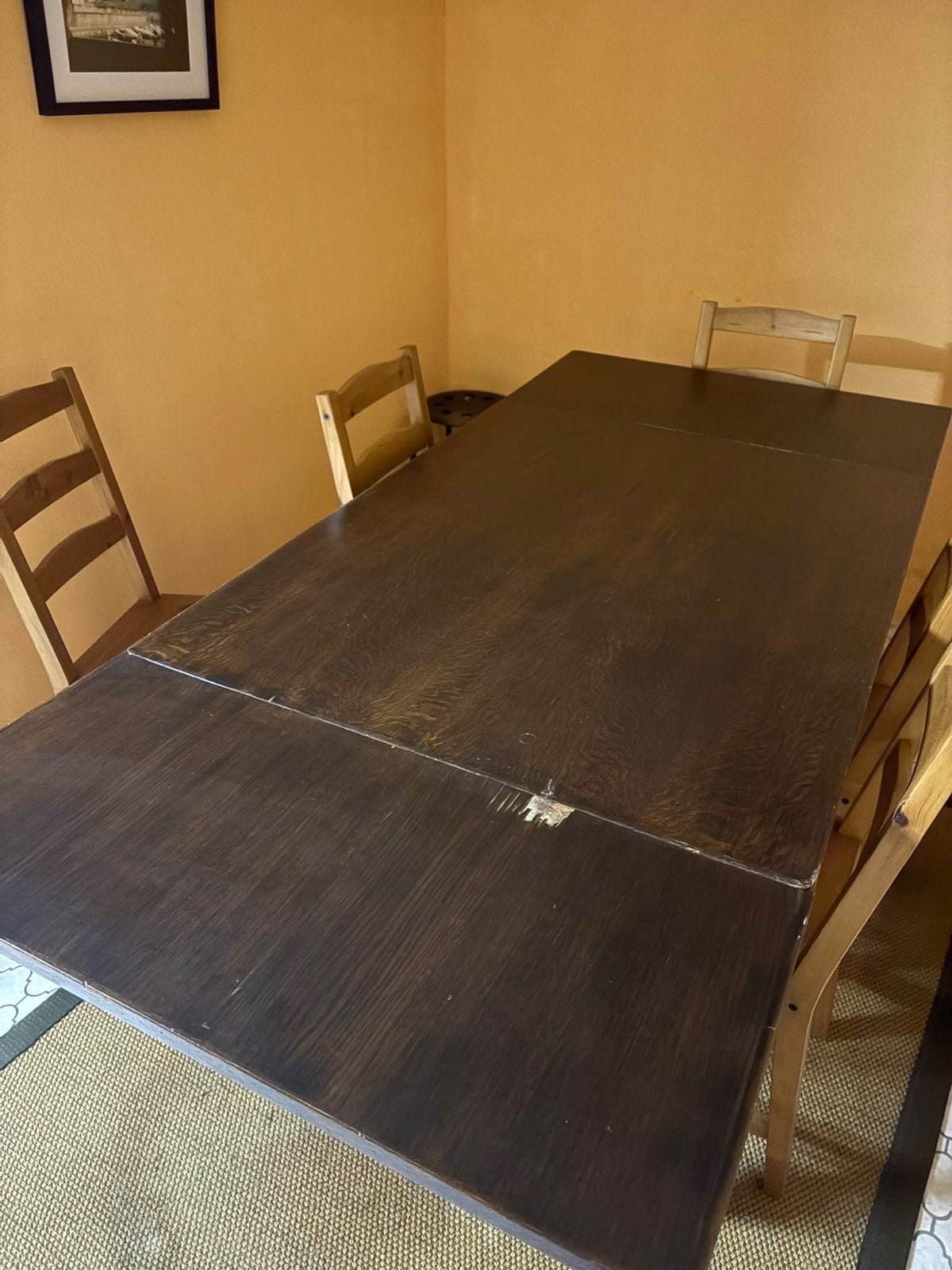 Uitschuifbare eettafel van hout