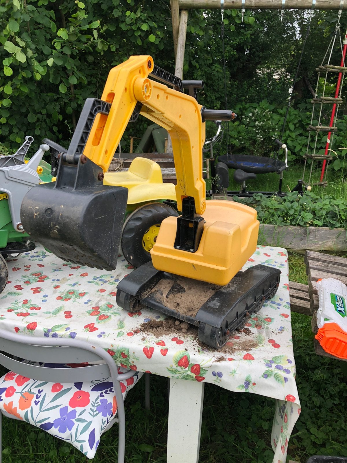 John Deere kindertrekker en aanhanger + extra graafmachine, Ophalen, Gebruikt, Trapvoertuig