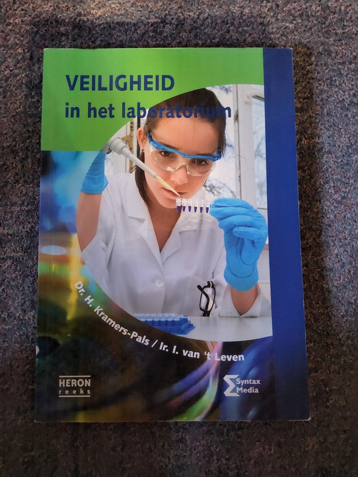Boeken  opleiding laborant: Veiligheid en Rapportagetechniek, Boeken, Ophalen of Verzenden, Beta, Gelezen, MBO