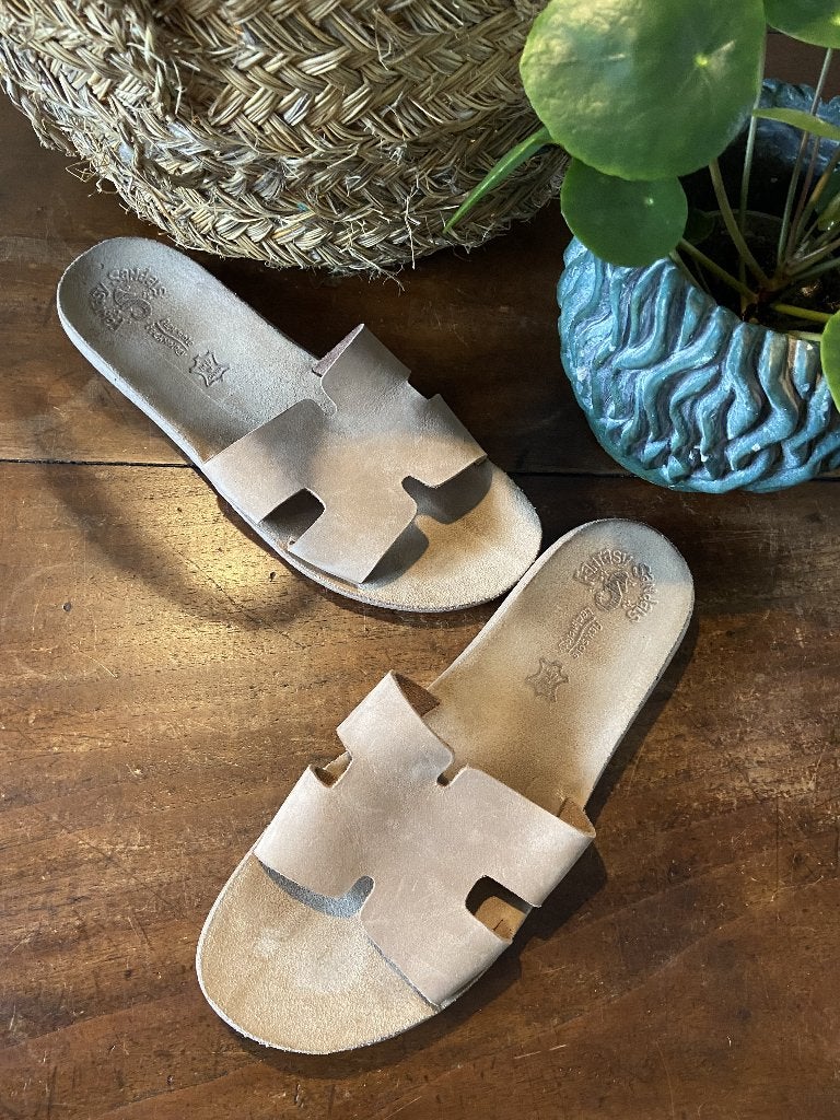 Aparte beige leren slippers/muilen Fantasy mt 41 i.z.g.st., Slippers, Beige, Fantasy, Ophalen of Verzenden