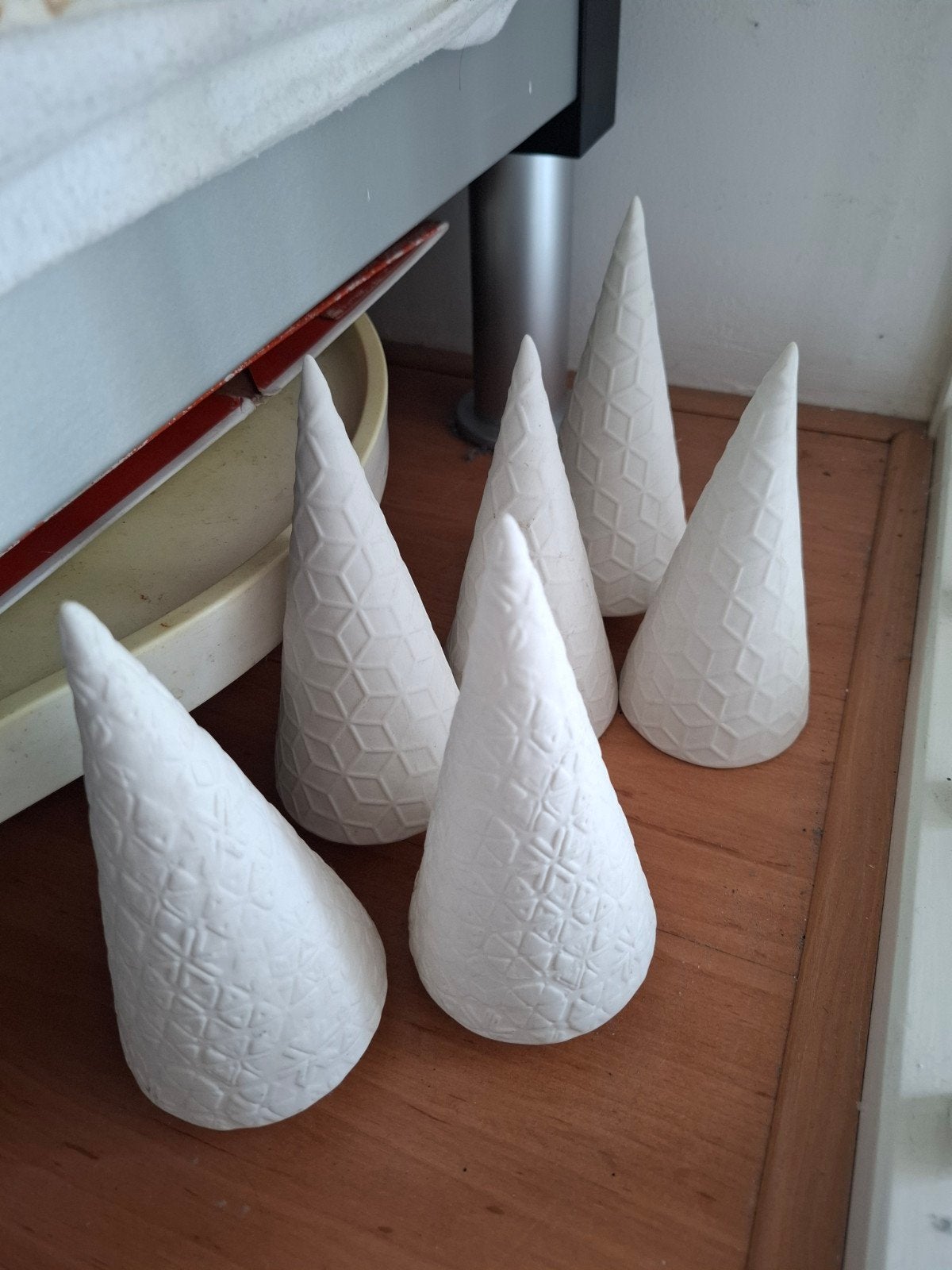 Set van 6 decoratieve witte kegels (kerstbomen) met patroon, Ophalen of Verzenden, Zo goed als nieuw, Modern, Wit