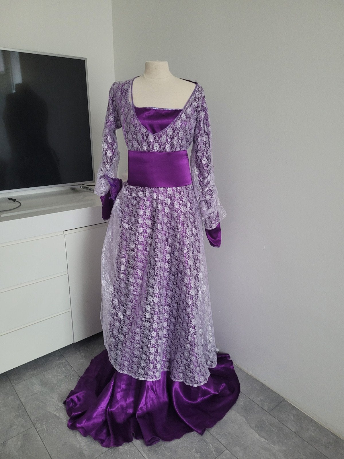 Prachtige paarse Victoriaanse jurk met kant, Maat 38/40 (M), Ophalen of Verzenden, Kleding, Historisch