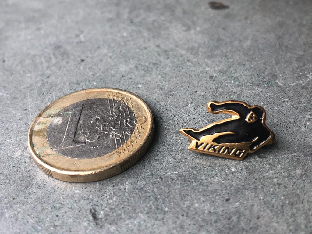 Oude broche / button van Viking schaatsen / schaatsenfabriek, Ophalen of Verzenden, Gebruikt, Overige onderwerpen, Speldje of Pin