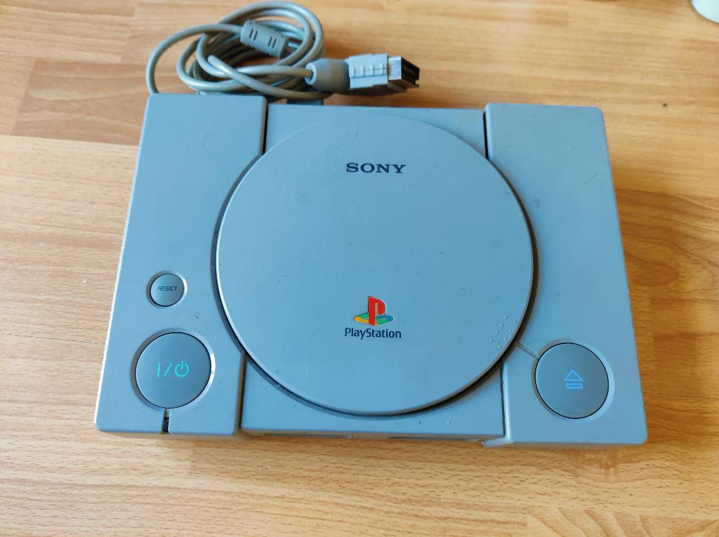 Playstation 1 met pistool 29-4, Spelcomputers en Games, Spelcomputers | Sony PlayStation 1, Ophalen of Verzenden, Zo goed als nieuw