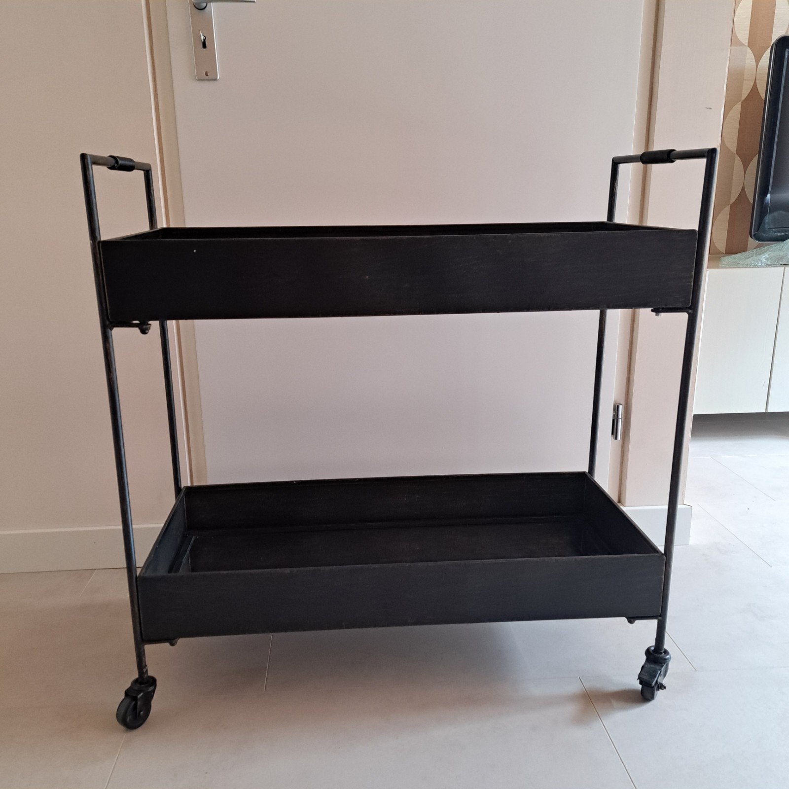 zwarte trolley, Ophalen