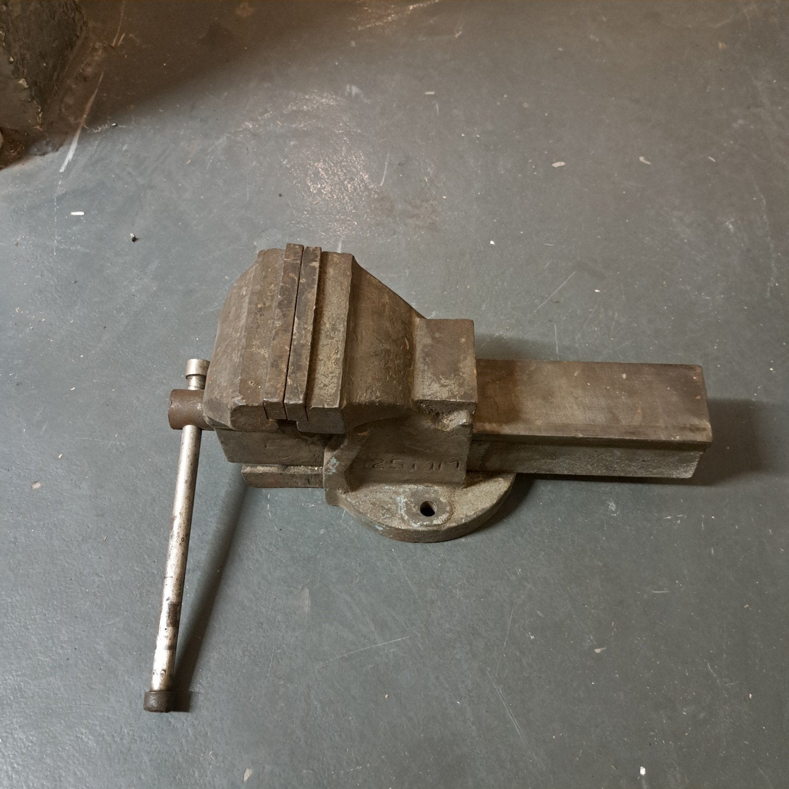 Robuuste bankschroef - 125 mm bekbreedte, Doe-het-zelf en Verbouw, Ophalen, Gebruikt, Bankschroef