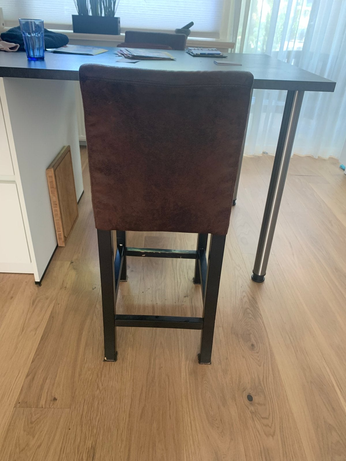 Bruine barkrukken met zwarte poten voor keukeneiland, Ophalen, Gebruikt, Met voetsteun, 90 cm of meer