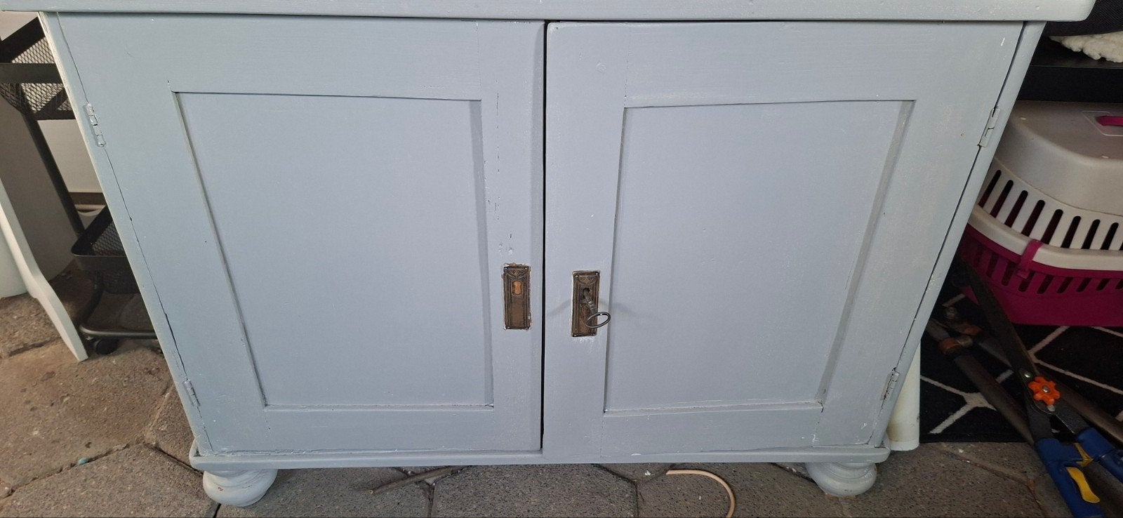 Vintage lichtgrijze kast met twee deuren, Antiek en Kunst, Antiek | Meubels | Kasten, Ophalen