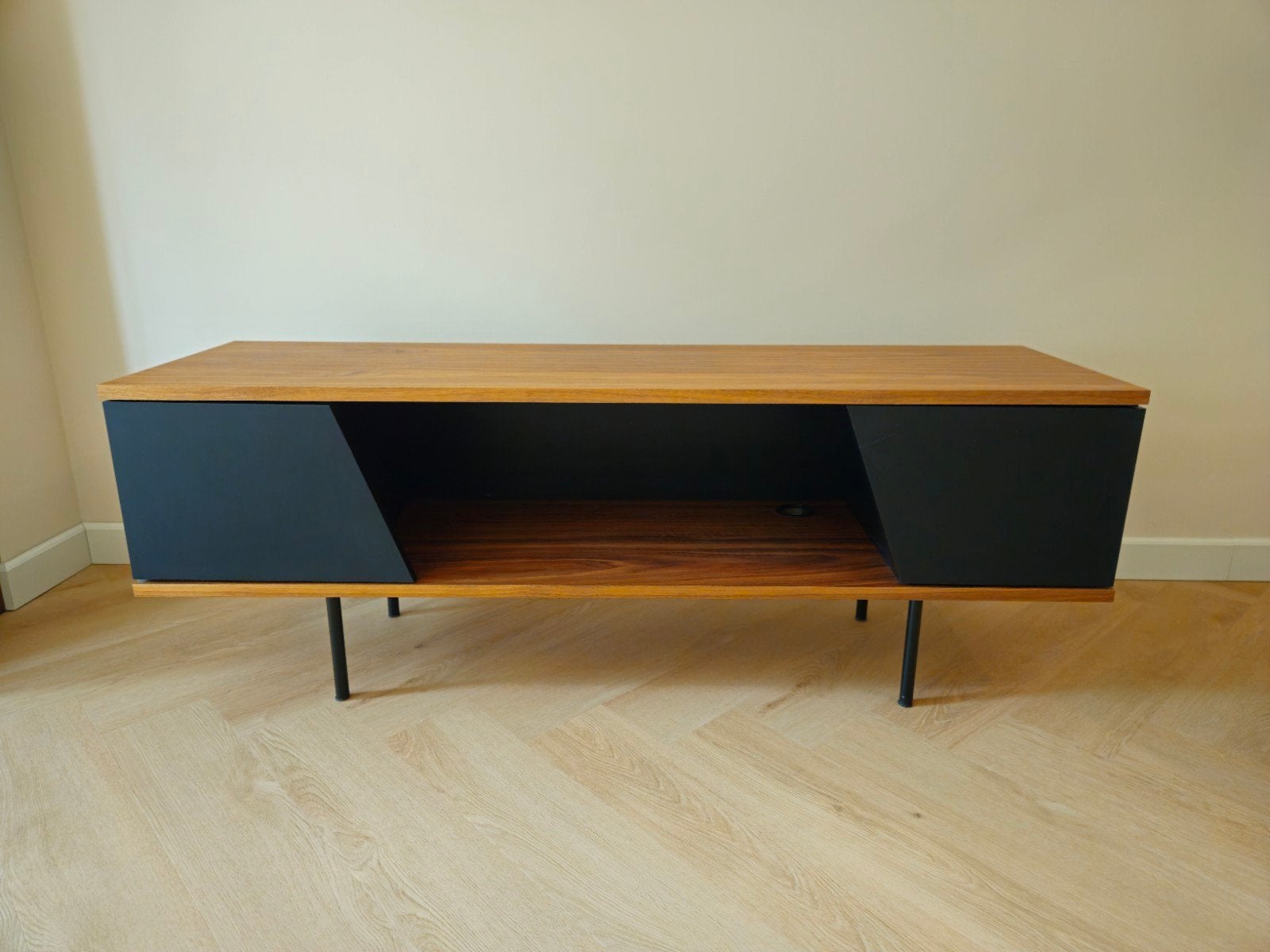 FonQ houten TV-meubel met zwarte deurtjes, Huis en Inrichting, Ophalen, 25 tot 50 cm, Minder dan 100 cm