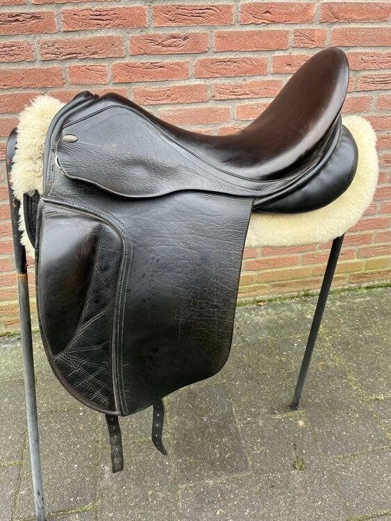 Fryso 17,5 en 18 inch dressuurzadel, L (17.5 inch), Gebruikt, Fryso, Dressuur