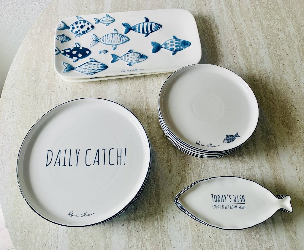 Nieuw! Rivièra Maison ‘Daily Catch’ Porselein Vis Set, Huis en Inrichting, Keuken | Servies, Ophalen, Overige merken, Nieuw, Bord(en)