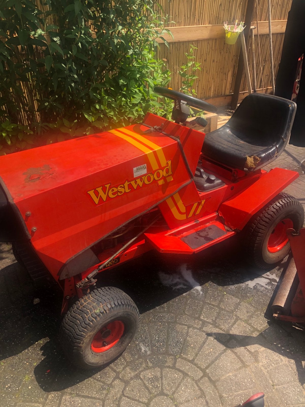 Westwood T1200 Zitmaaier met hard maaidek en veger, Tuin en Terras, Zitmaaiers, Ophalen of Verzenden, Gebruikt, Opvangbak, 90 tot 120 cm