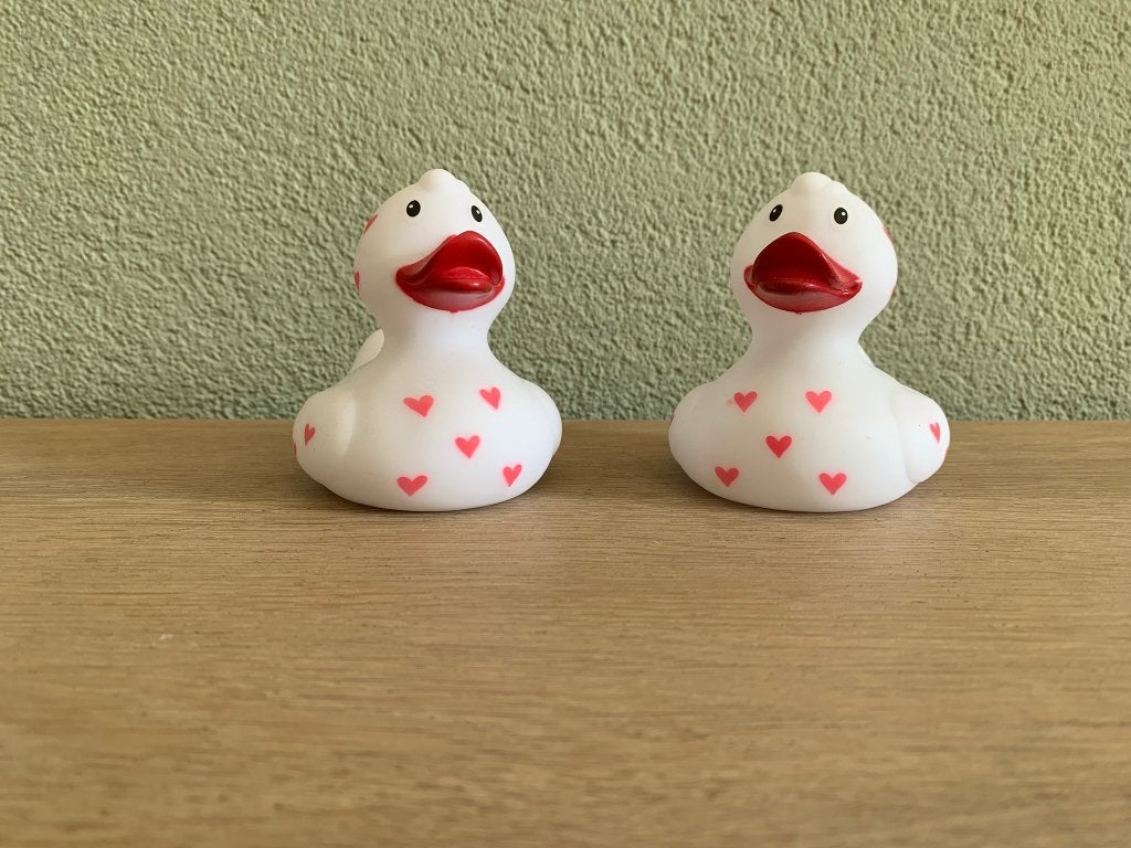 2 schattige badeendjes met hartjes, Kinderen en Baby's, Speelgoed | Badspeelgoed, Ophalen of Verzenden, Nieuw