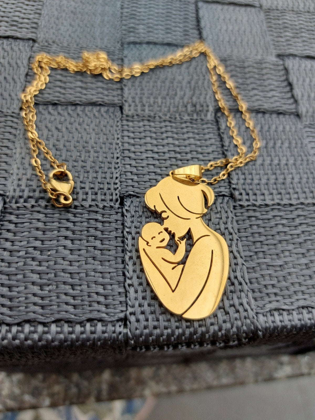 Gouden ketting met moeder en kind hanger, Ophalen of Verzenden, Zo goed als nieuw, Goud, Overige materialen