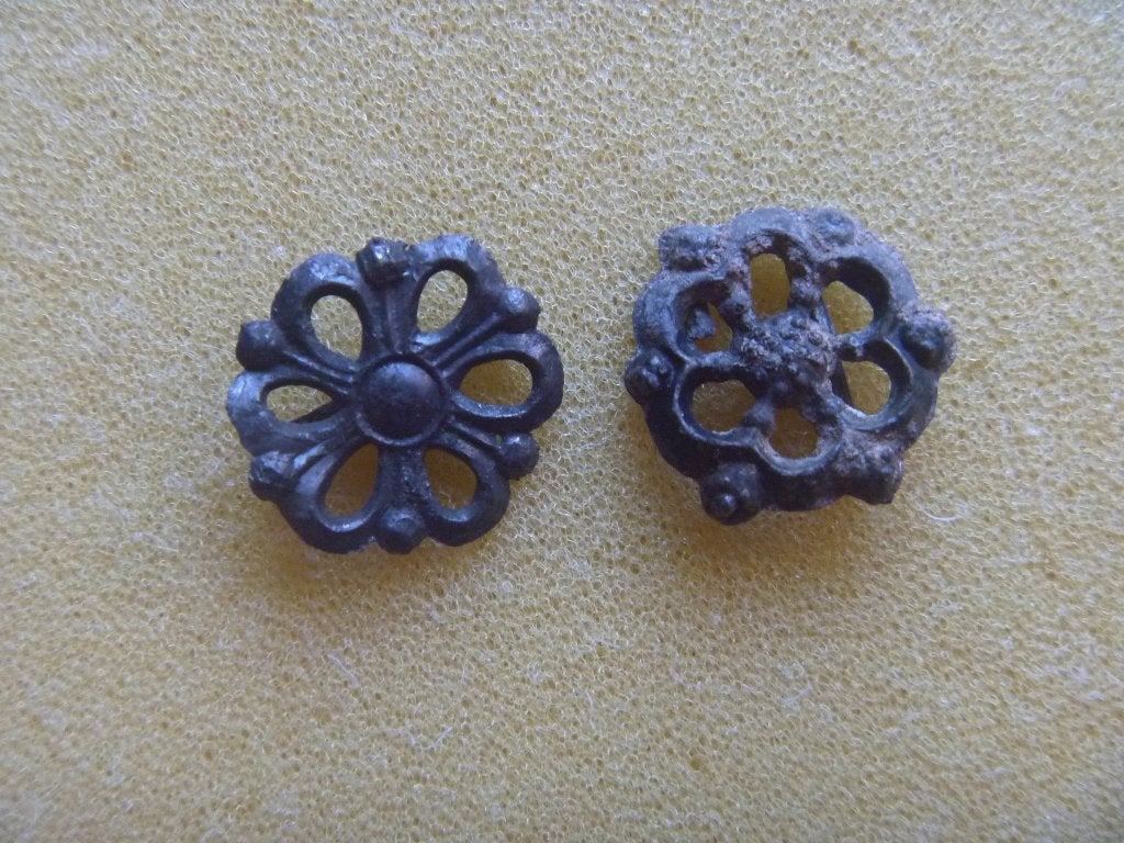 Bodemvondst. Bloemspeld. Broche. Insigne. 14e - 15e eeuw, Ophalen of Verzenden