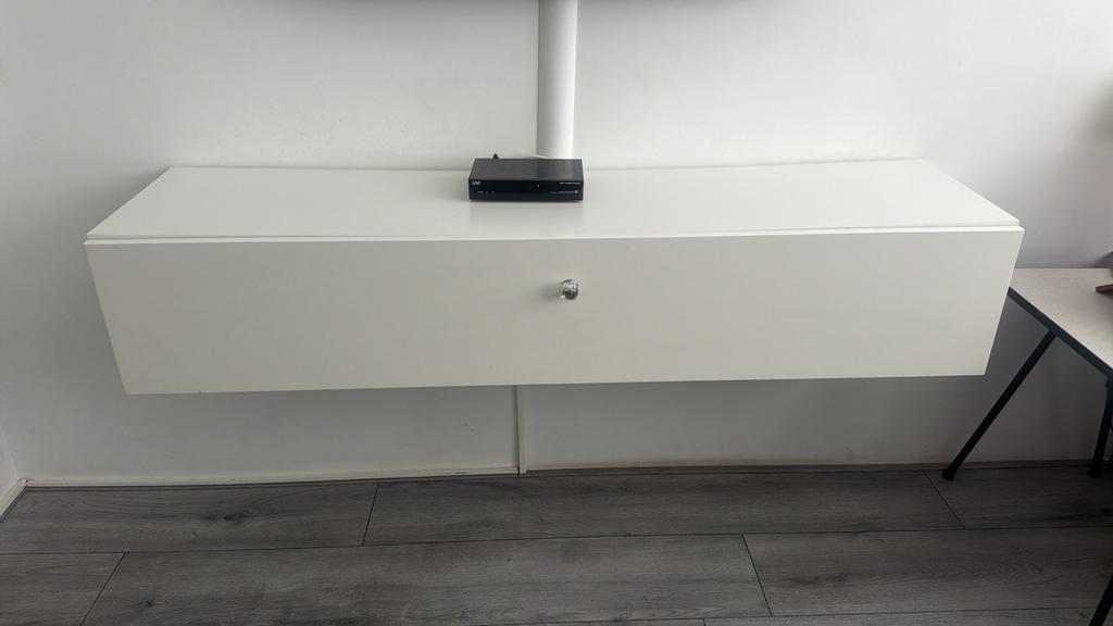 Modern wit zwevend tv-meubel met lade, Overige materialen, Gebruikt, 100 tot 150 cm, Ophalen of Verzenden