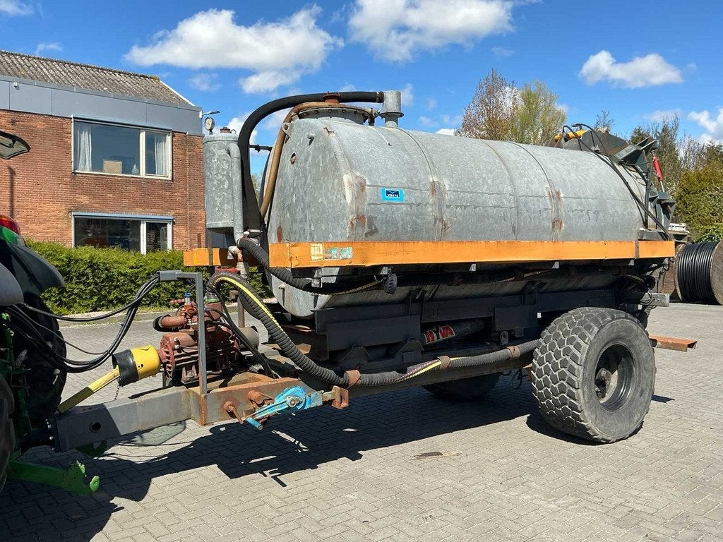 2020 Getrokken vacuümtank / slibtank met Hyva kipsysteem en, Zakelijke goederen, Overige, Gewasbescherming en Bemesting