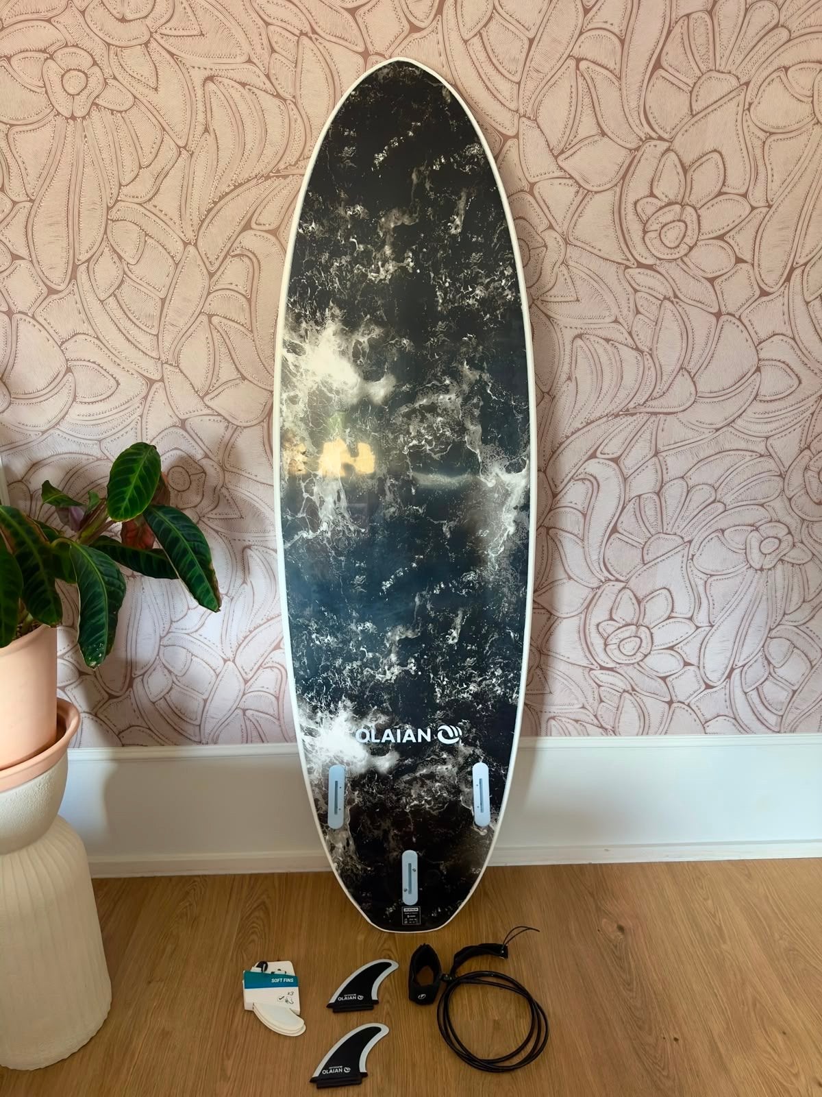 Olaian 6'0" Softtop Surfboard met vinnen, leash en tas, Watersport en Boten, Ophalen, Zo goed als nieuw, Funboard, Met vinnen