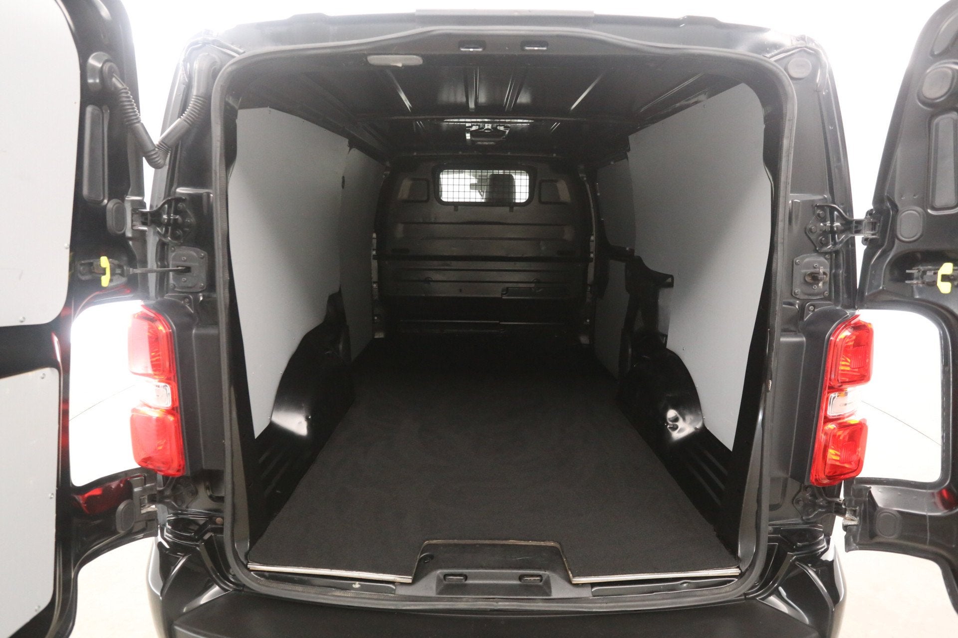 Citroën Jumpy 2.0 BlueHDI 180PK L3H1 | Automaat | Clima | C, Auto's, Gebruikt, Euro 6, 2500 kg, Zwart