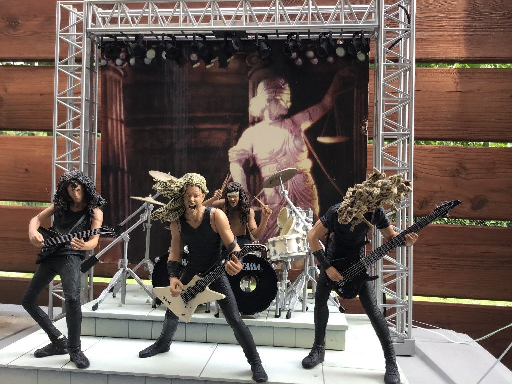 Metallica harvester of sorrow stage met muziek en licht show, Ophalen