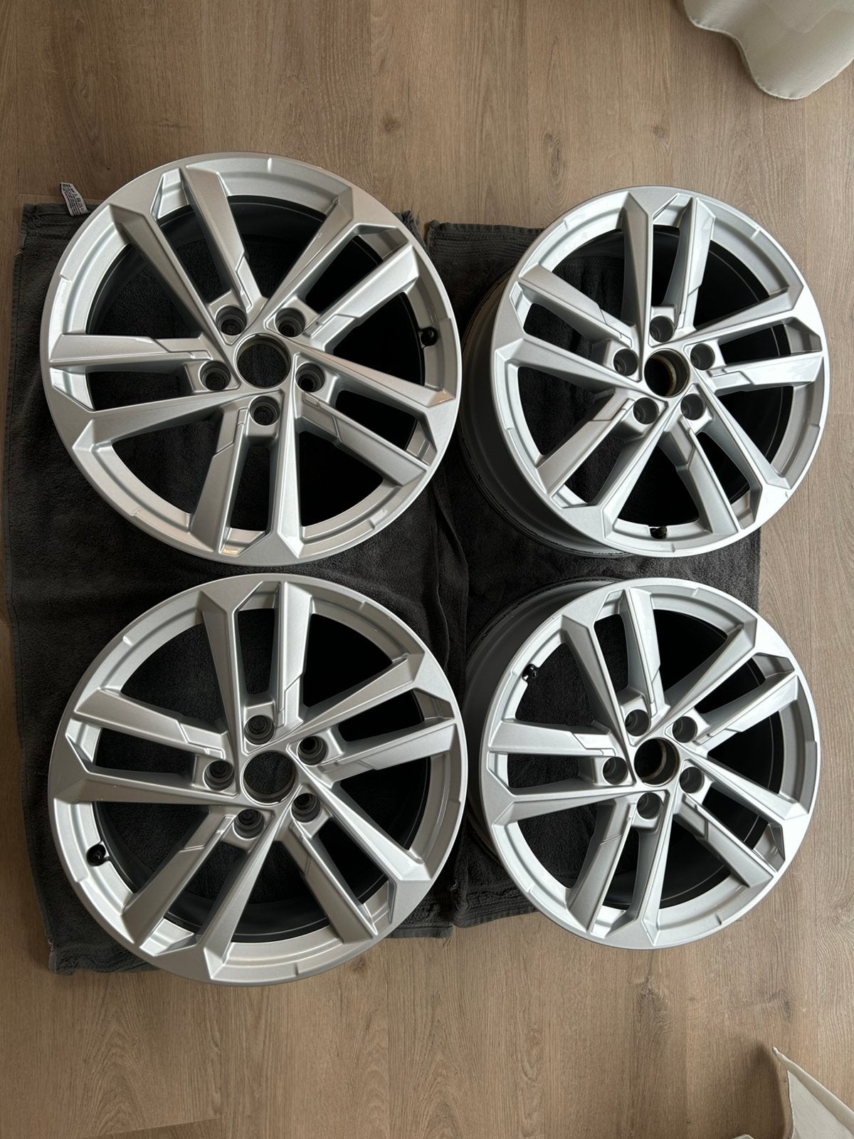 Originele 17 inch velgen Audi A3 8Y, Auto-onderdelen, Banden en Velgen, Gebruikt, Velg(en), 17 inch, Personenwagen