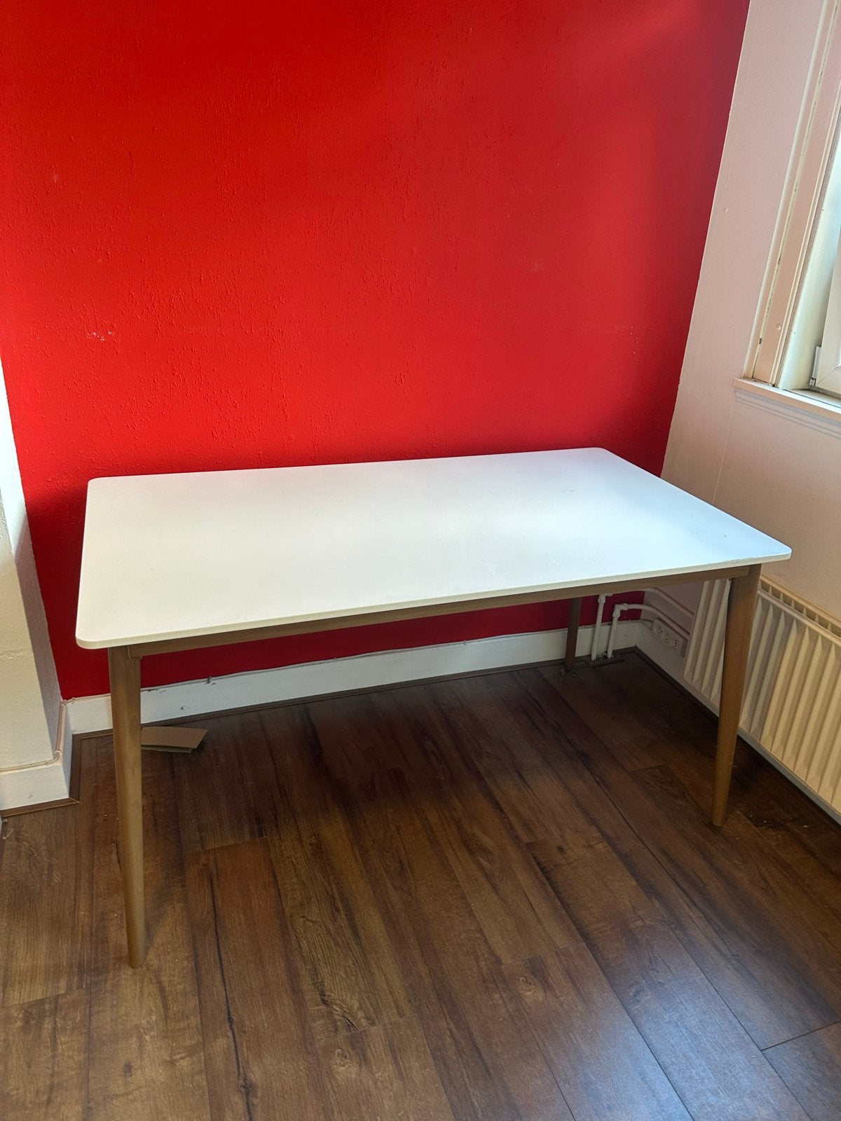 IKEA tafel of bureau wit blad met houten poten - Gratis!, Ophalen, Gebruikt, 100 tot 150 cm, 50 tot 100 cm