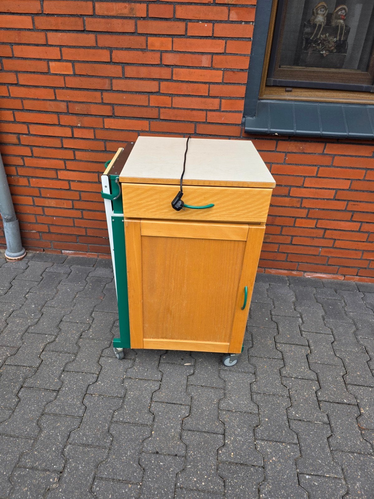Ziekenhuis nachtkastje met ingebouwde koelkast, Ophalen