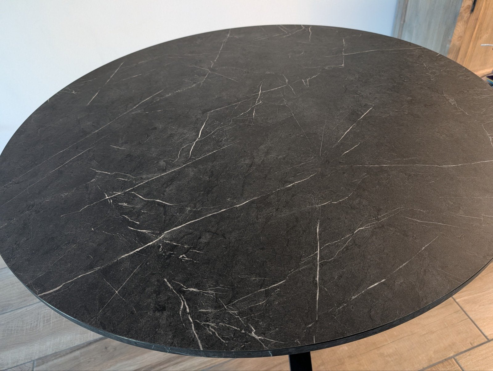 Foto 4 van IKEA MARIEDAMM ronde eettafel in zwart marmerpatroon