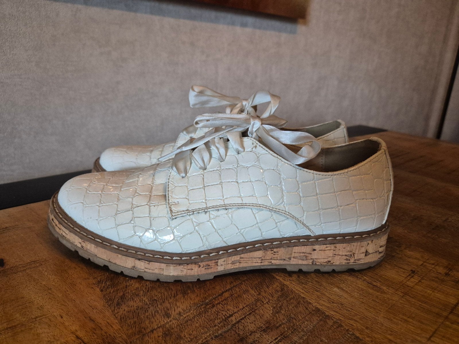 Witte veterschoenen met krokodillenprint, Ophalen of Verzenden, Zo goed als nieuw, Wit, Instappers