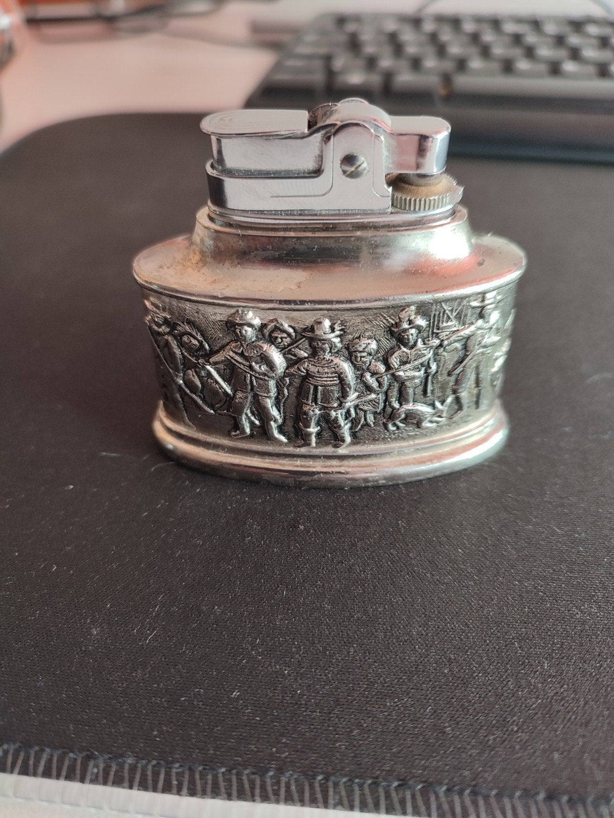 Vintage aansteker met reliëf van historische figuren, Ophalen, Gebruikt, Aansteker