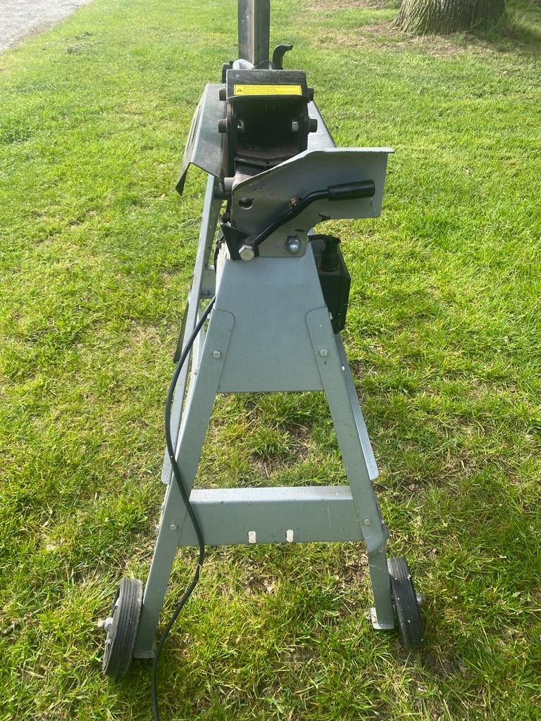 Kloofmachine houtklover 5 ton op onderstel, Ophalen, Gebruikt, Elektrisch, Liggend