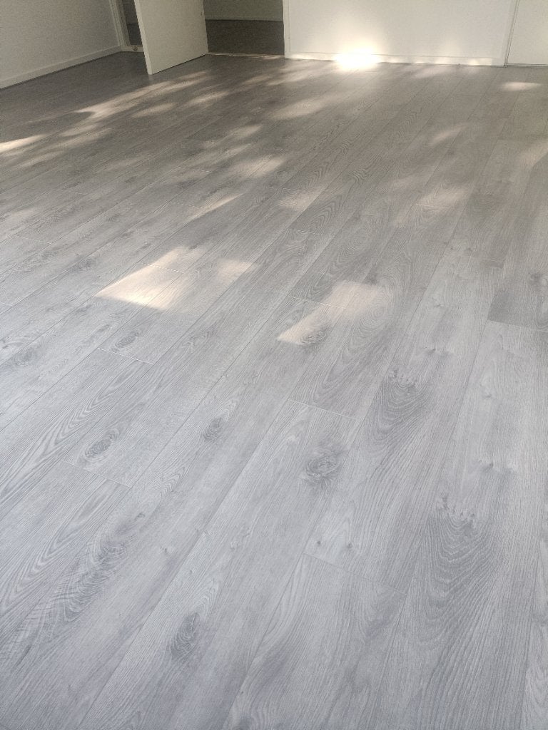 Gratis Laminaat grijs en ondervloer in perfecte staat, Ophalen, Zo goed als nieuw, Grijs, 50 tot 75 m²