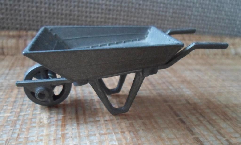 Tin miniatuur kruiwagentje. Wieltje draaibaar. Poppenhuis., Ophalen of Verzenden