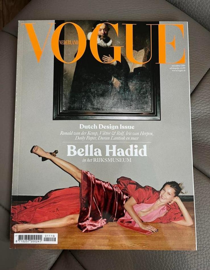Vogue NL 2019 Bella Hadid in Rijksmuseum Rare!!, Verzamelen, Tijdschriften, Kranten en Knipsels, Ophalen of Verzenden, 1980 tot heden