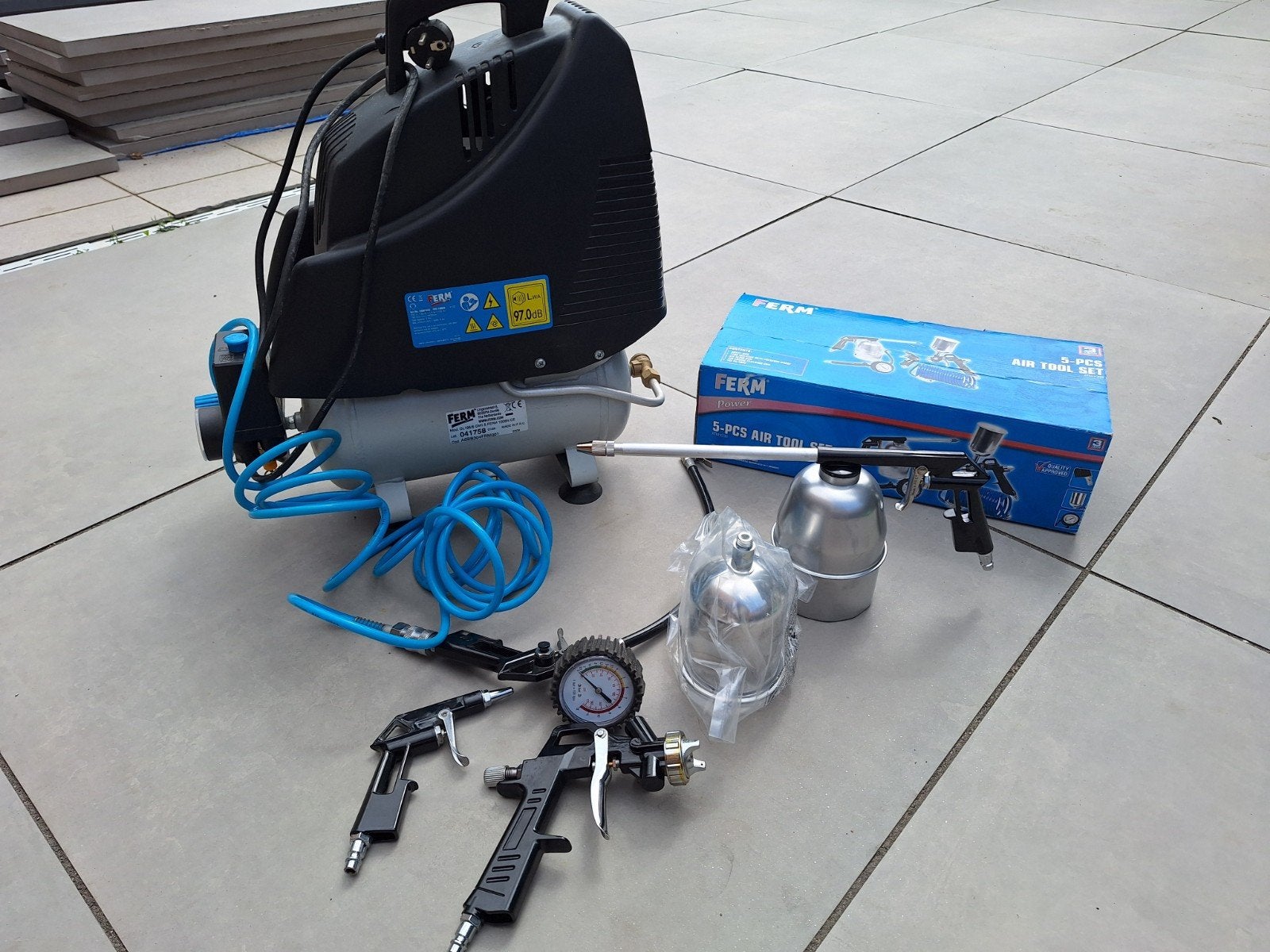 FERM OL195/6 luchtcompressor met 5 delige air tool set, Minder dan 25 liter, Ophalen, Minder dan 200 liter/min