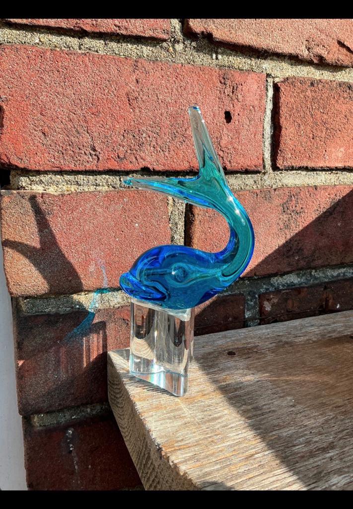Walvis van blauw glas op klein glazen sokkeltje. Blauwe vis., Ophalen of Verzenden, Dier