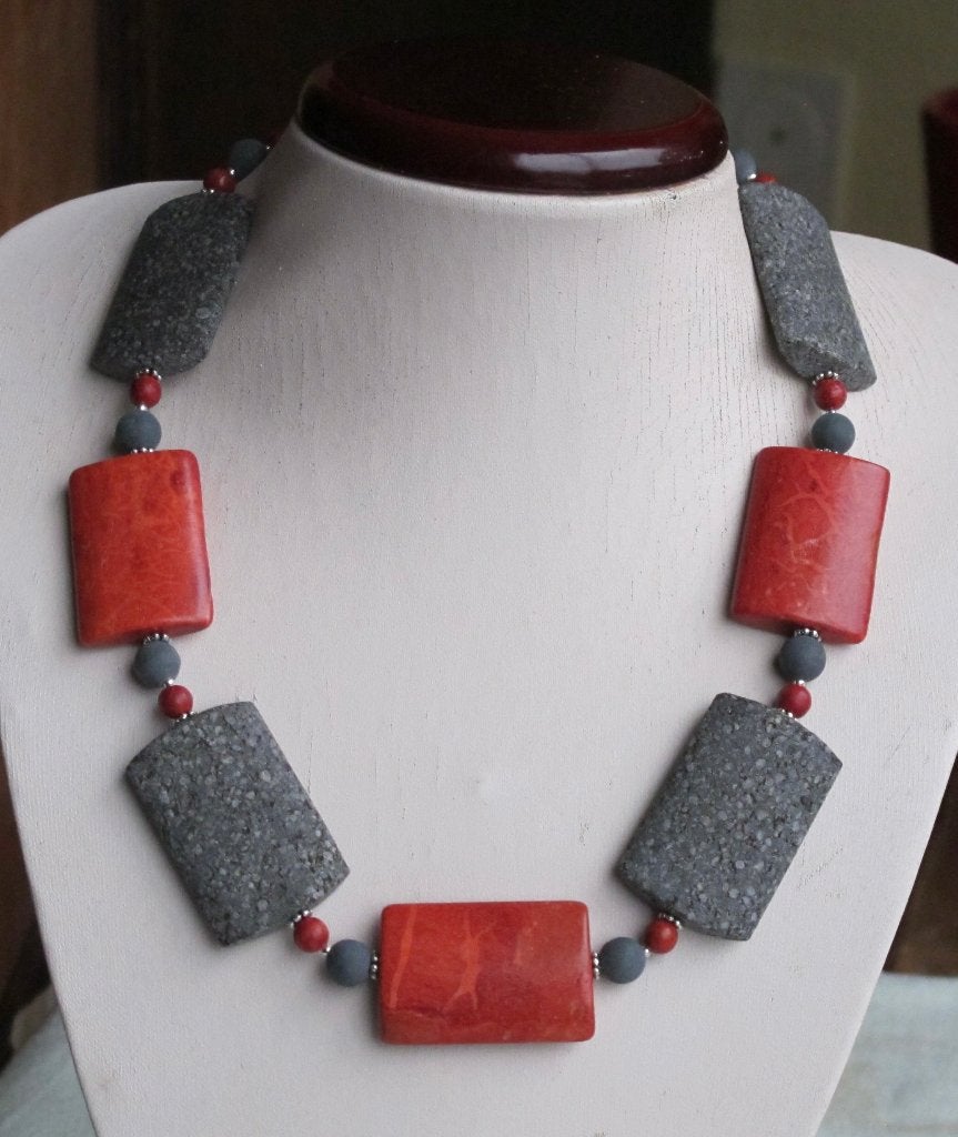 Prachtige ketting met grote sponskoraal en Lava stenen., Verzenden, Nieuw, Steen of Mineraal, Met edelsteen