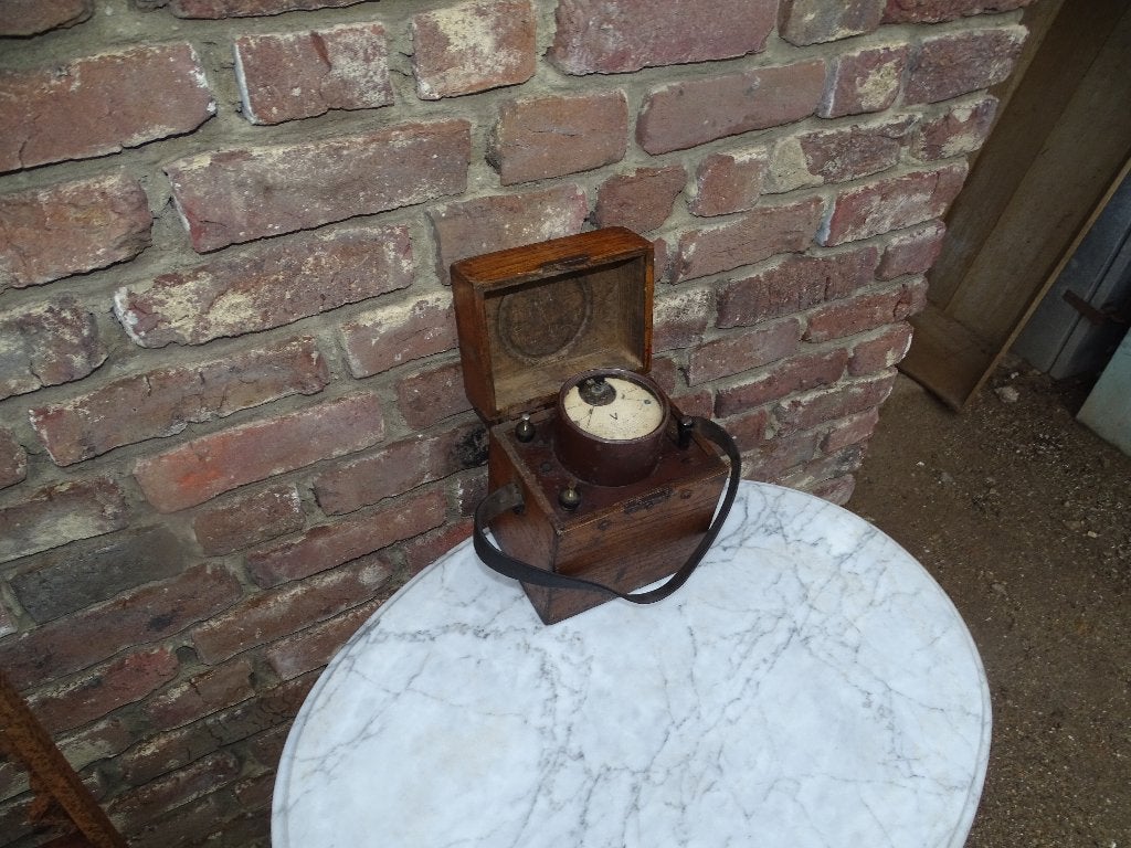 oude draagbare voltmeter in houten koffertje, Ophalen