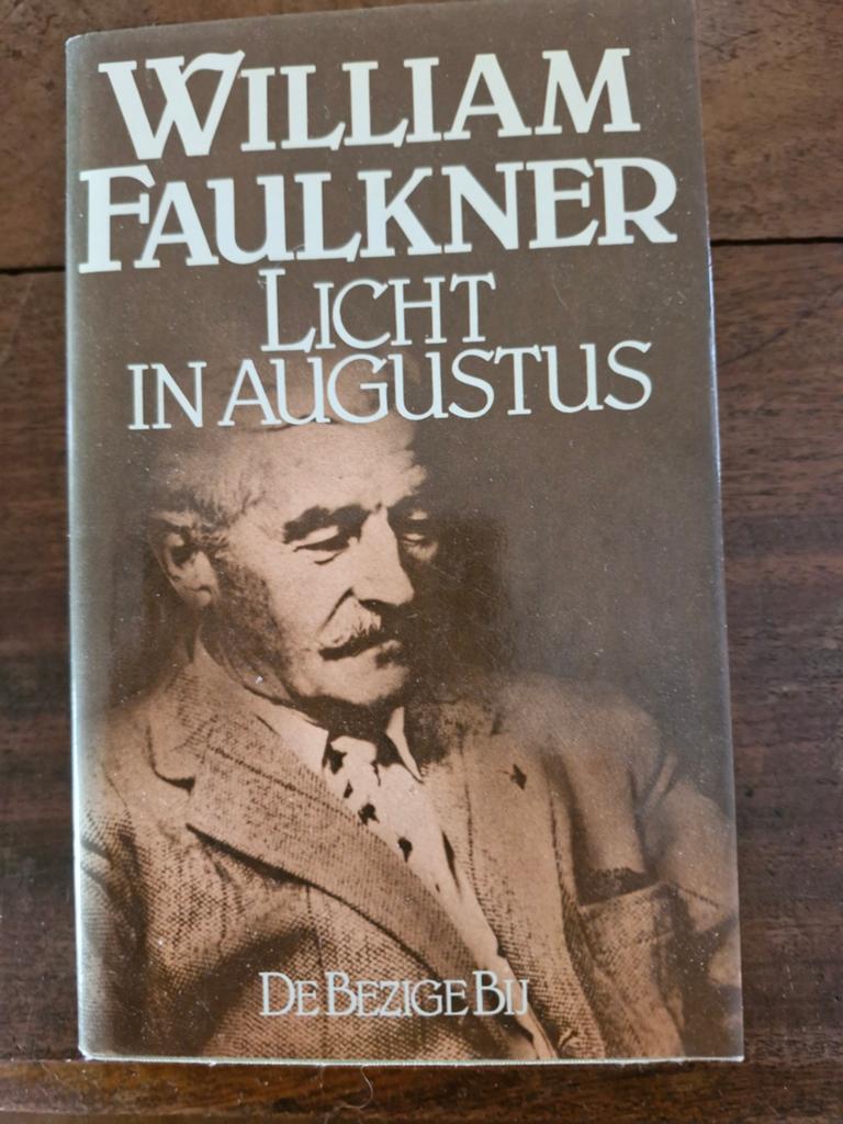 William Faulkner - Licht in Augustus (De Bezige Bij), Boeken, Ophalen of Verzenden, Gelezen, William Faulkner, Nederland