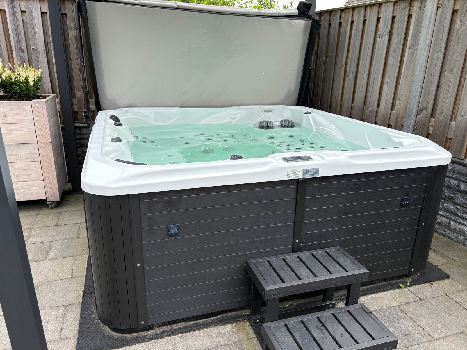 Jacuzzi / Spa 230x230 380V van Bubbeldirect, Ophalen, Zo goed als nieuw, Trap, Vast