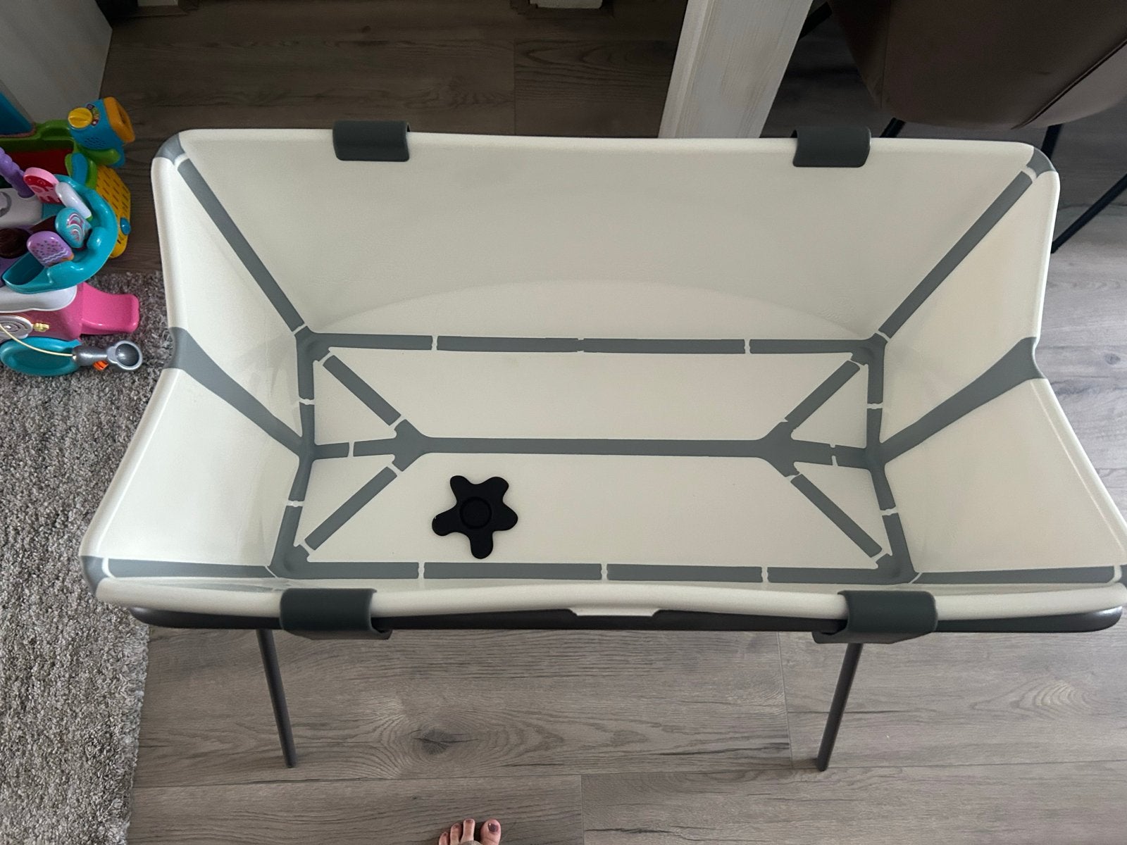 Flexibele Stokke badje wit/grijs met standaard en babyzitje, Gebruikt, Badje, Standaard, Ophalen